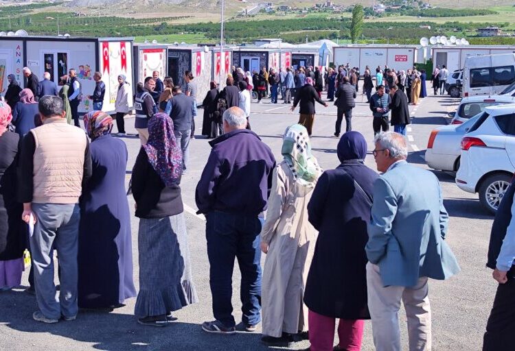 Depremin yıktığı Hatay'da seçime yoğun ilgi 1 Depremin yıktığı Hatay’da seçime yoğun ilgi