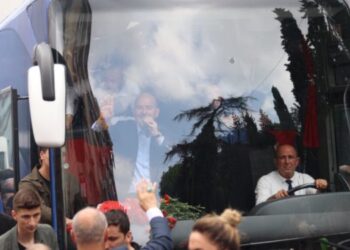 Bakan Soylu seçim otobüsünde şarkı söyledi: İlle de roman olsun…