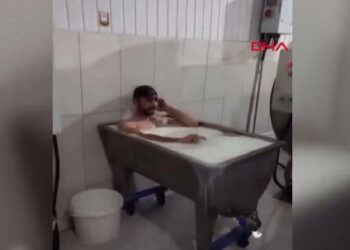 Süt kazanındaki banyo görüntüsü gündem olmuştu: 70 kişiye hakaret davası açtı