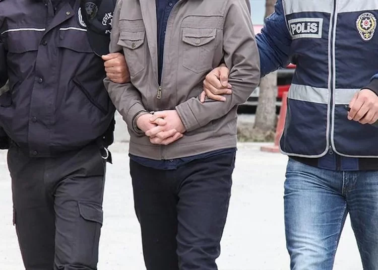 ‘Depremzedeler için’ diyerek topladığı yardımları sattı 1 ‘Depremzedeler için’ diyerek topladığı yardımları sattı