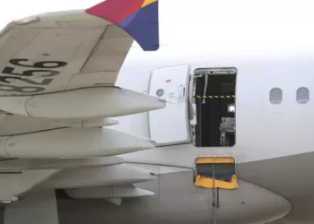 ‘Bunaldım’ diyerek uçağın kapısını açan yolcu tutuklandı