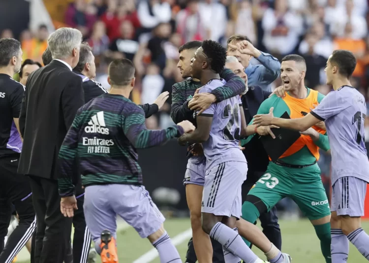 Valencia, Vinicius Junior’a ırkçı hareketlerde bulunan taraftarları ömür boyu seyirden men etti