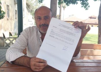 ‘Depremde öldü’ denilen vatandaş yaşadığını ispatlamaya çalışıyor