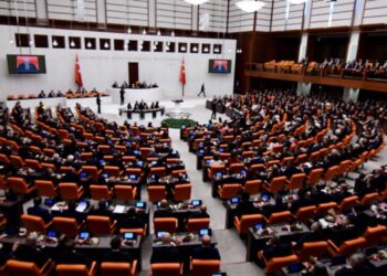 8 milletvekili 2 kez yemin etti