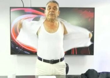 Sözcüklerle çekemediği dikkatleri, soyununca çekti