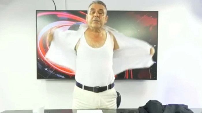 Sözcüklerle çekemediği dikkatleri, soyununca çekti 1 Sözcüklerle çekemediği dikkatleri, soyununca çekti