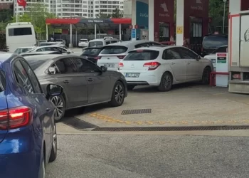 Zam haberi akaryakıt istasyonlarında uzun kuyruklar oluşturdu