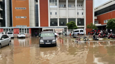 Acil servisi su bastı, hastalar tahliye edildi 2 Acil servisi su bastı, hastalar tahliye edildi