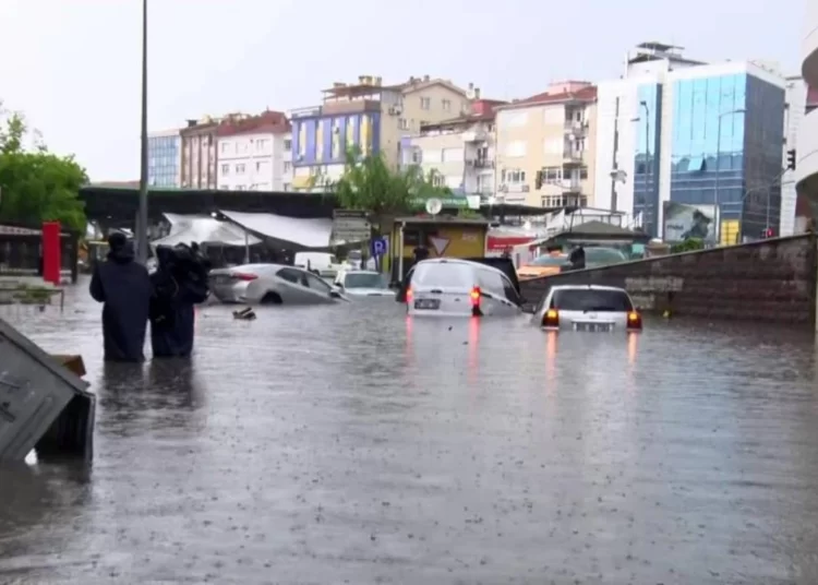Ankara'da sağanak yağış etkili oluyor: Yollar göle döndü 1 Ankara’da sağanak yağış etkili oluyor: Yollar göle döndü
