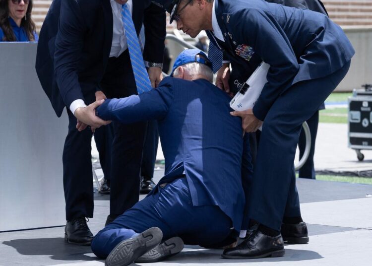 ABD Başkanı Biden sahnede düştü: Durumu iyi