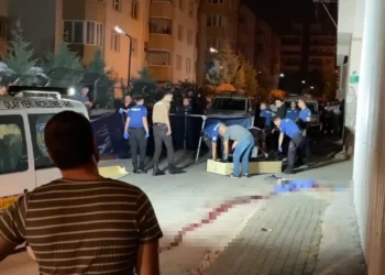 Kızından boşanmak isteyen damadının boğazını kesti