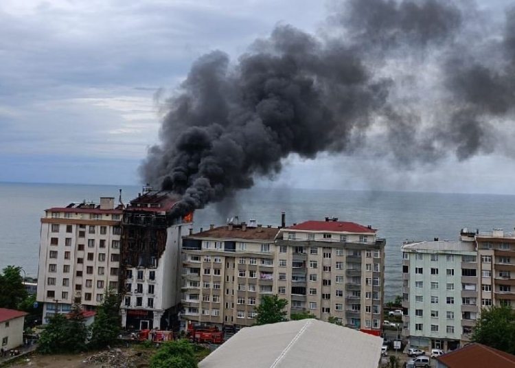 Artvin'de 7 katlı otelde yangın çıktı 1 Artvin’de 7 katlı otelde yangın çıktı