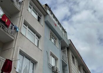 Balkonda kavgayı izleyen kişi kurşunların hedefi oldu