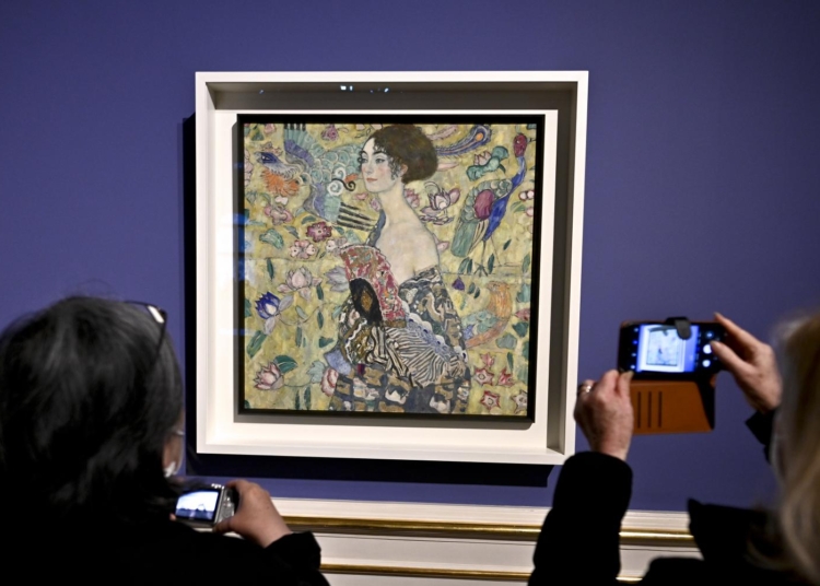 Gustav Klimt'in Yelpazeli Kadın tablosu rekor fiyata satıldı 1 Gustav Klimt’in Yelpazeli Kadın tablosu rekor fiyata satıldı
