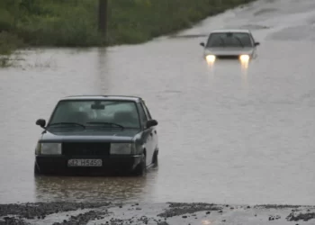 Konya’da yollar göle döndü, fabrikaları su bastı