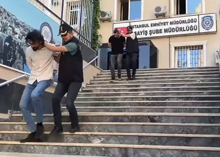 2 milyonluk vurgun! Banka bilgilerini ele geçirip 'ek kart' çıkardılar 1 2 milyonluk vurgun! Banka bilgilerini ele geçirip ‘ek kart’ çıkardılar