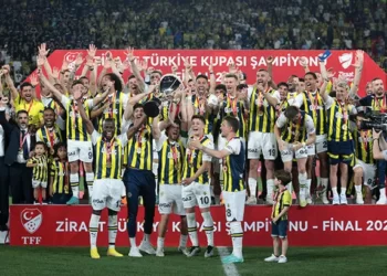 9 yıllık özlem son buldu: Fenerbahçe Türkiye Kupası’nı kaldırdı