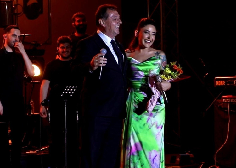 Melek Mosso’dan ‘Sarılalım mı?’ diyen belediye başkanına: Sonra sıkıntı olmasın…