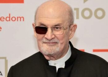 Salman Rüşdi uğradığı bıçaklı saldırıyı konu alan kitap yazacak