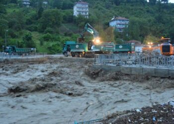 Bozkurt ve İnebolu şiddetli yağmura teslim oldu, dereler taştı