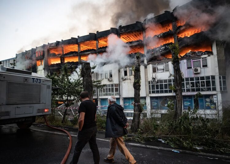 İkitelli’de yanan fabrika binası bir türlü söndürülemedi: Çökmeler başladı