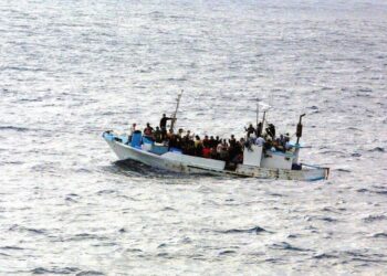 Yunanistan açıklarında mültecileri taşıyan gemi battı: 17 kişi öldü