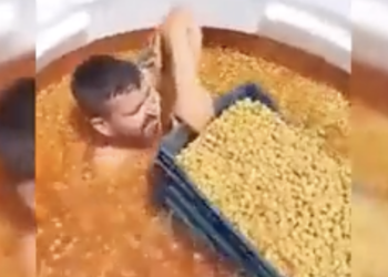 Mide bulandırdı: Çıplak şekilde zeytinlerin içine girdi