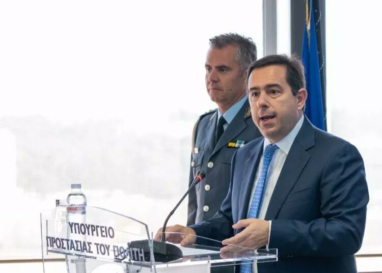 Ormanlar yanarken tatile giden Yunan bakan istifa etti 1 Ormanlar yanarken tatile giden Yunan bakan istifa etti