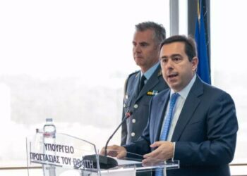 Ormanlar yanarken tatile giden Yunan bakan istifa etti