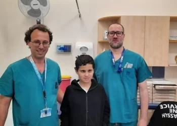 Mucize kurtuluş: Doktorlar küçük çocuğun kopan boynunu yeniden dikti