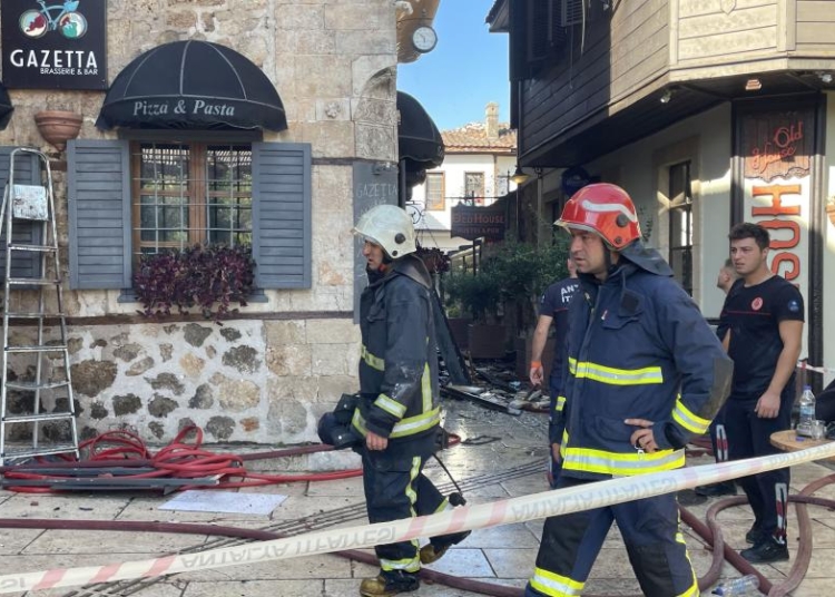 Antalya’da butik otelde çıkan yangında 2 turist öldü, 1’i ağır 10 kişi yaralandı