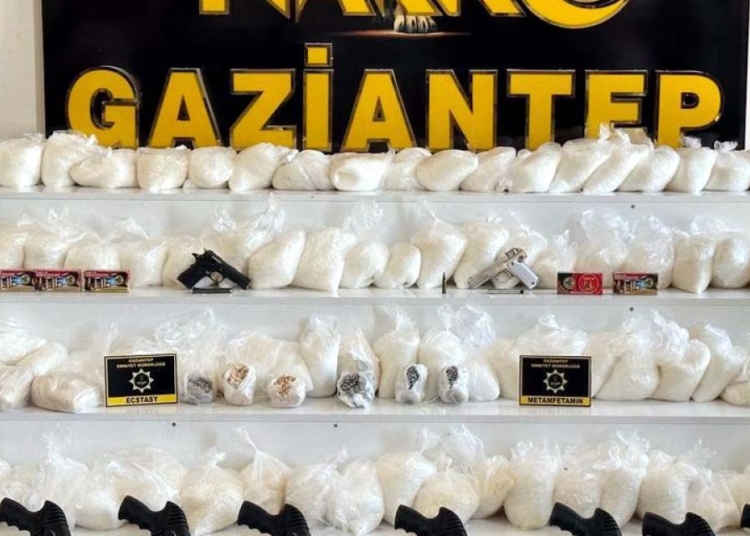 Gaziantep’te bir otomobilde yüklü miktarda uyuşturucu ile pompalı tüfek yakalandı