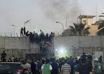 Bağdat’ta İsveç Büyükelçiliği’ne saldırı, bina ateş verildi