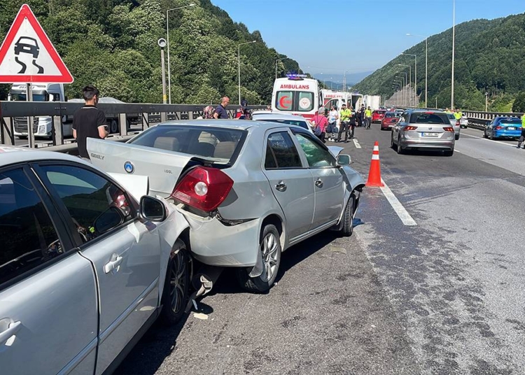 Bolu Anadolu Otoyolu'nda zincirleme kaza: 18 araç birbirine girdi, 10 yaralı 1 Benzine dev zam yolda!