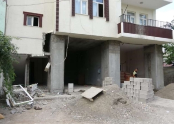 Güçlendirmek istediği evinin duvarı üzerine yıkıldı