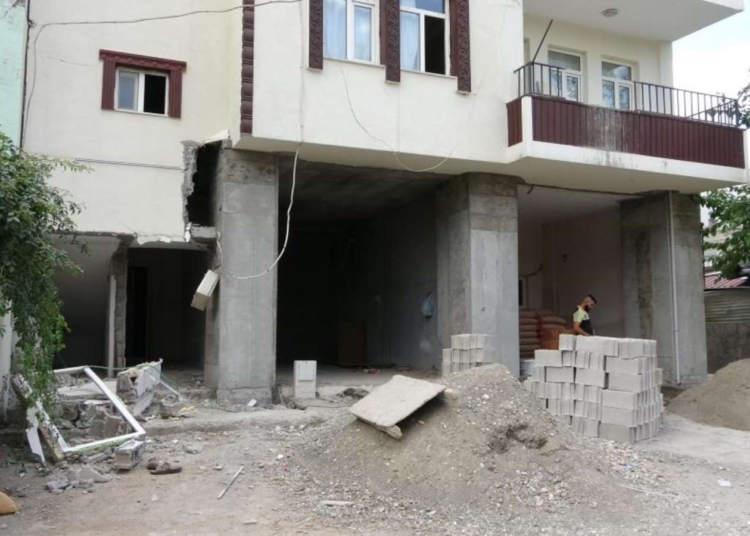 Güçlendirmek istediği evinin duvarı üzerine yıkıldı