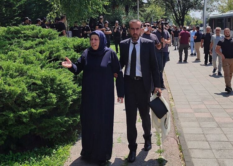 Adalet Bakanı'yla görüşmek için Ankara'ya gelen Emine Şenyaşar, bakanlığa alınmadı 1 Adalet Bakanı’yla görüşmek için Ankara’ya gelen Emine Şenyaşar, bakanlığa alınmadı
