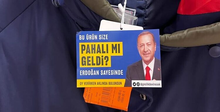 ‘Erdoğan sayesinde’ afişlerinin tasarımcısı beraat etti