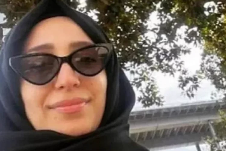 Diyanet İşleri Başkanı'nın kızı gündemden düşmüyor: Açık büfede sadece sebze yiyormuş 1 Diyanet İşleri Başkanı’nın kızı gündemden düşmüyor: Açık büfede sadece sebze yiyormuş