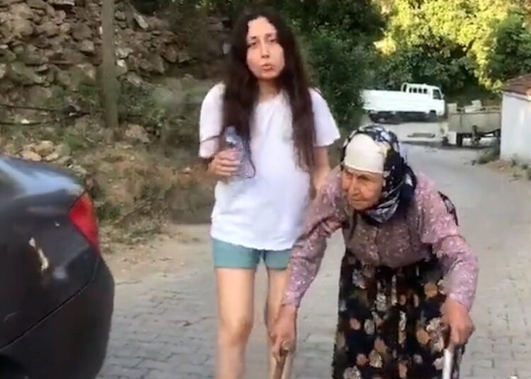 94 yaşındaki Gülsüm nine, değnekleriyle orman savunmasında 1 94 yaşındaki Gülsüm nine, değnekleriyle orman savunmasında
