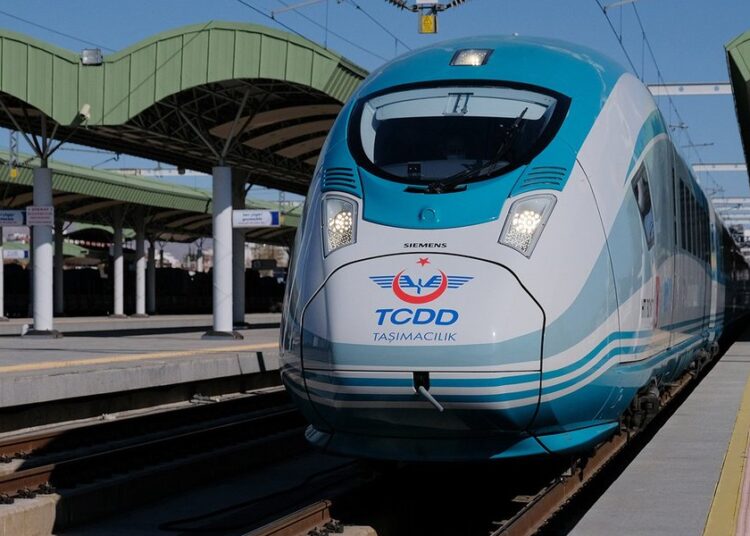 Rönesans Holding’e hızlı tren projesi için 781 milyon euroluk kredi