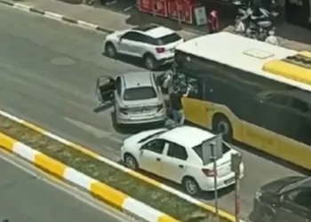 İETT otobüsünün önünü kesip, şoförü dövdüler