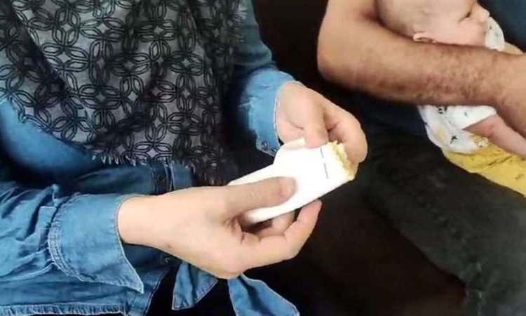 Doğduğundan beri ağlayan bebeğin vücudunda enjektör iğnesi çıktı 1 Doğduğundan beri ağlayan bebeğin vücudunda enjektör iğnesi çıktı