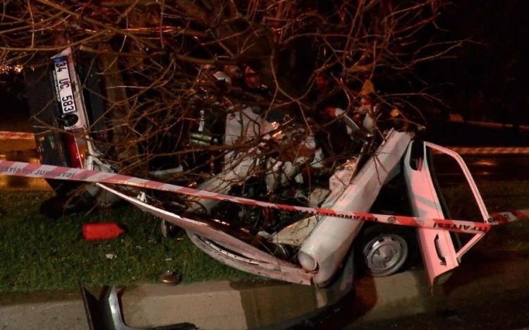Kartal’da ağaca çarpan araç ikiye bölündü: 1 ölü, 1 yaralı