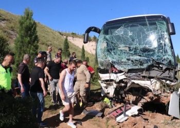 Yolcu otobüsü şarampole devrildi, can pazarı yaşandı