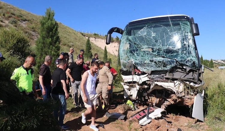 Yolcu otobüsü şarampole devrildi, can pazarı yaşandı 1 Yolcu otobüsü şarampole devrildi, can pazarı yaşandı