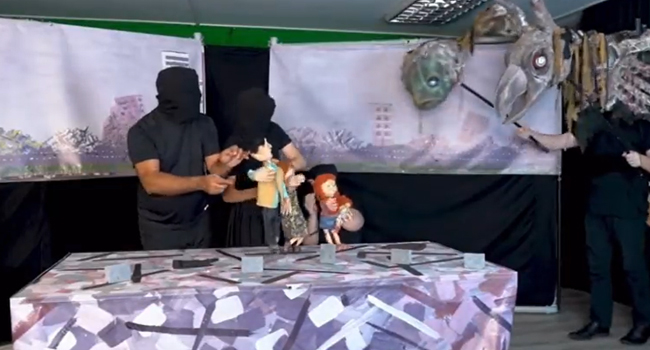 Depremzede çocuklara sergilen kukla oyununa inceleme 1 Depremzede çocuklara sergilen kukla oyununa inceleme