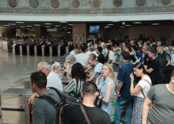 Marmaray istasyonunda raylara atladığı öne sürülen 15 yaşındaki kız çocuğu hayatını kaybetti