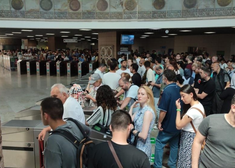 Marmaray istasyonunda raylara atladığı öne sürülen 15 yaşındaki kız çocuğu hayatını kaybetti
