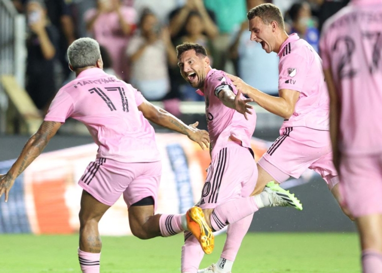 Tribünlerde yıldızlar geçidi: Lionel Messi ilk maçında inanılmazı başardı 1 Tribünlerde yıldızlar geçidi: Lionel Messi ilk maçında inanılmazı başardı